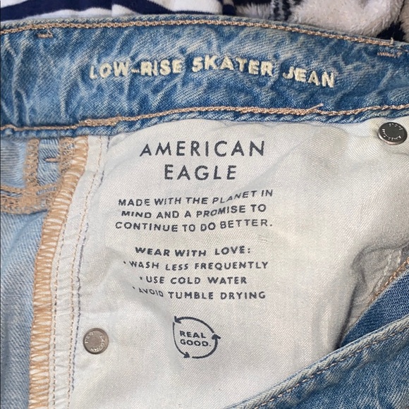 Women’s 8 Short - American Eagle Light-Wash Distressed Jeans; Low Rise Skater - Picture 6 of 7
